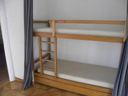 quelques lits superposés dans une chambre dans l'établissement Appartement climatisé 2 pièces, près des plages et commerces, centre de Sainte-Maxime - FR-1-780-19, à Sainte-Maxime