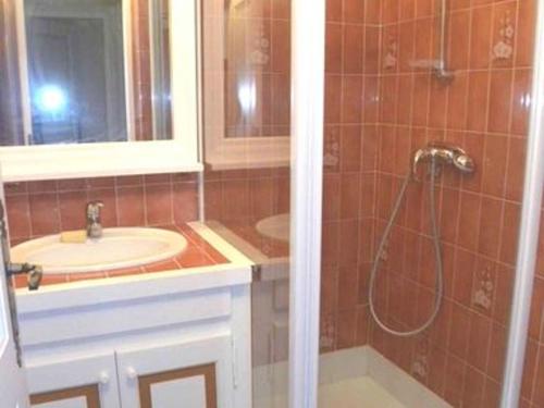 une salle de bain avec une douche et un lavabo et une douche dans l'établissement Appartement climatisé 2 pièces, près des plages et commerces, centre de Sainte-Maxime - FR-1-780-19, à Sainte-Maxime