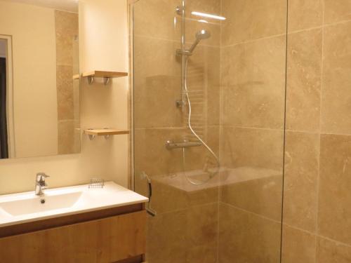 une salle de bain avec douche et lavabo dans l'établissement Appartement 2P refait à neuf avec clim et garage, piscine, proche commerces et plage à Sainte-Maxime - FR-1-780-21, à Sainte-Maxime