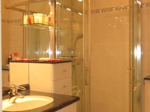 une salle de bain avec une douche et un lavabo et une douche dans l'établissement Appartement 4P avec piscine, garage et climatisation à Sainte-Maxime - FR-1-780-68, à Sainte-Maxime