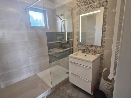 une salle de bain avec une douche, un lavabo et un miroir dans l'établissement Appartement 2 pièces climatisé, parking privé, centre Sainte-Maxime, animaux acceptés - FR-1-780-26, à Sainte-Maxime