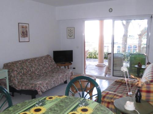 un salon avec un canapé et une table dans l'établissement Appartement 2 pièces avec jardin, garage et piscine à Sainte-Maxime - FR-1-780-45, à Sainte-Maxime