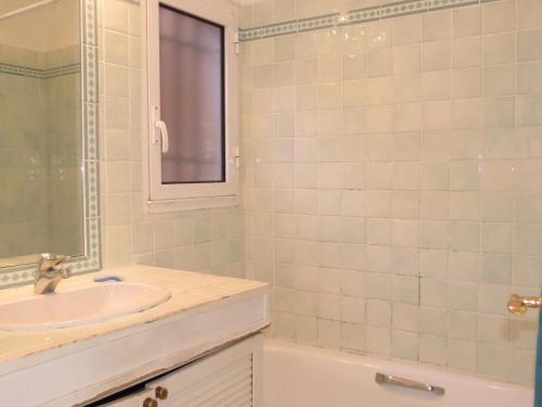 une salle de bain avec un lavabo et un miroir dans l'établissement Appartement 2 pièces avec jardin, garage et piscine à Sainte-Maxime - FR-1-780-45, à Sainte-Maxime