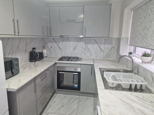 Η κουζίνα ή μικρή κουζίνα στο Lodge - Sleeps 10 & Free Parking