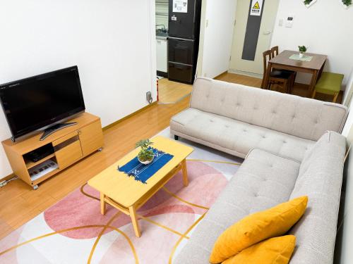 TV a/nebo společenská místnost v ubytování 大曽根駅から徒歩5分人工温泉が24時間楽しめてナゴヤドームまで徒歩で行く事が出来ます