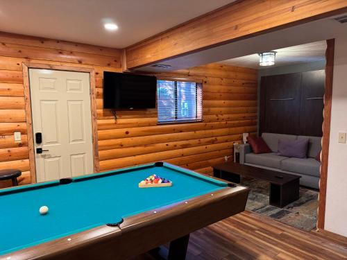 Biliár nebo kulečník v ubytování Fully updated Truckee cabin with plenty of beds