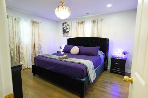 Ένα ή περισσότερα κρεβάτια σε δωμάτιο στο Modern Luxe Retreat -Heart of Chesterfield