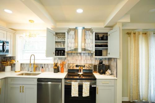 Η κουζίνα ή μικρή κουζίνα στο Modern Luxe Retreat -Heart of Chesterfield