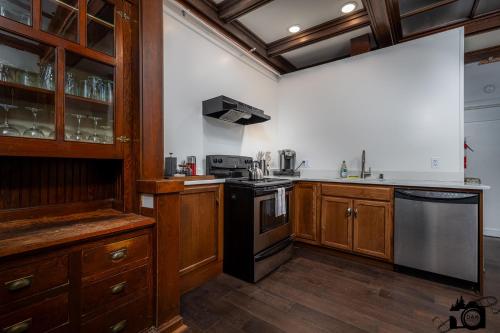 Η κουζίνα ή μικρή κουζίνα στο Brown & Hawkins Historical Apartments