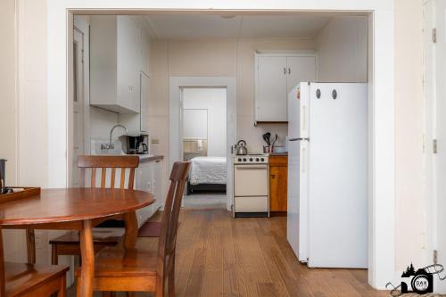Η κουζίνα ή μικρή κουζίνα στο Brown & Hawkins Historical Apartments