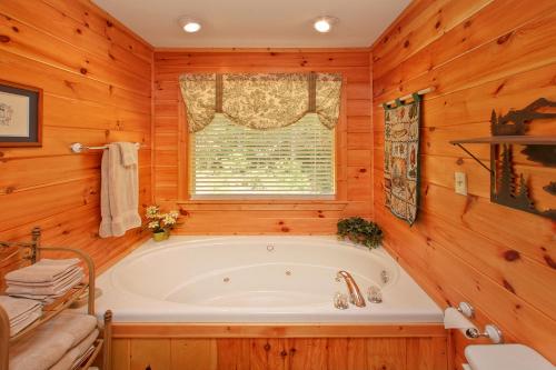 een badkamer met een bad en een raam bij Bearfoot Memories Holiday home in Gatlinburg