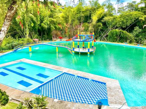 an empty swimming pool in the middle of the water at HOTEL Parque recreacional EL LAGO LIBANO in Líbano