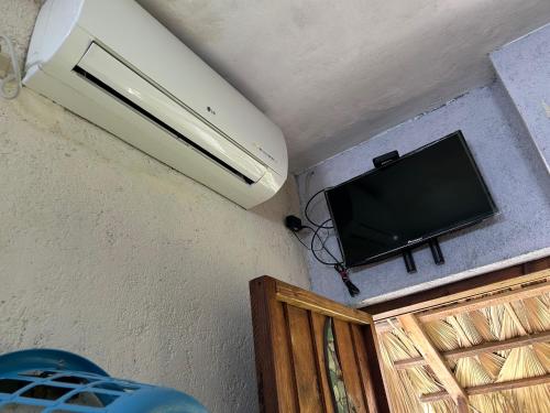 TV a/nebo společenská místnost v ubytování Pension Baja Paradise