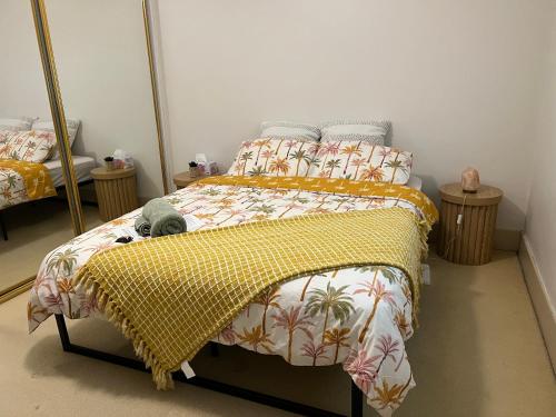 Una cama o camas en una habitación de Spacious Private Rooms in Mckinnon 3 min to Train Station, Cafes and close to Monash Uni
