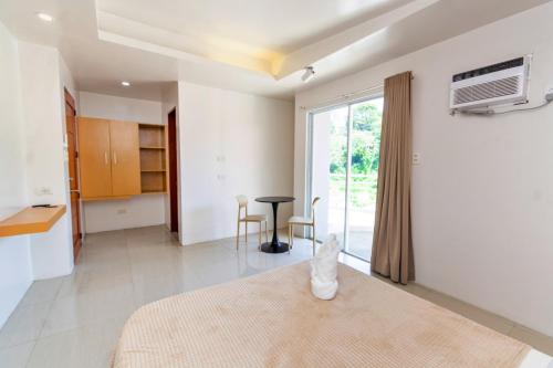 Ένα ή περισσότερα κρεβάτια σε δωμάτιο στο ILA Apartelle Boracay