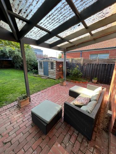 Un jardín fuera de Spacious Private Rooms in Mckinnon 3 min to Train Station, Cafes and close to Monash Uni