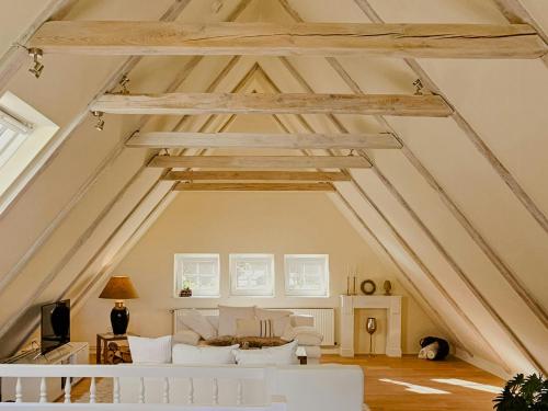 una sala de estar con muebles blancos y techos aamed en Peaceful Oasis In Pristine Nature, en Borchel