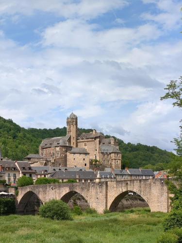 un grand château au sommet d'un pont de pierre dans l'établissement Chez Cornélia, à Estaing
