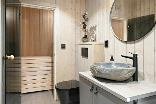 bagno con lavabo e doccia di Norefjell Cottage With Sauna And Whirlpool a Noresund