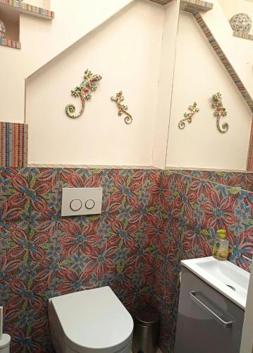 une salle de bain avec toilettes et lavabo dans l'établissement Provençal Mas In Fayence, à Fayence