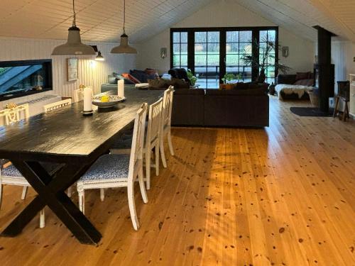 Ruang duduk di Modern Holiday Home With Views In Dronningmølle