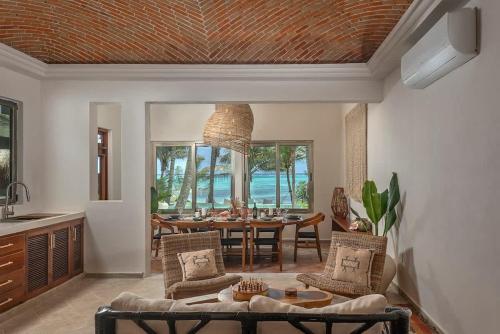Χώρος καθιστικού στο New 3BR Private Beachfront Villa with Pool at Soliman