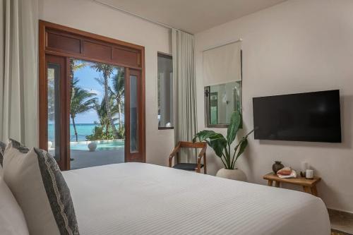 Μια τηλεόραση ή/και κέντρο ψυχαγωγίας στο New 3BR Private Beachfront Villa with Pool at Soliman