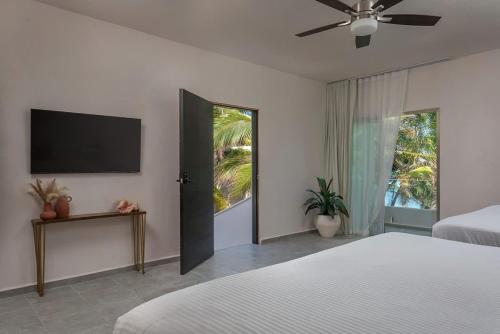 Ένα ή περισσότερα κρεβάτια σε δωμάτιο στο New 3BR Private Beachfront Villa with Pool at Soliman