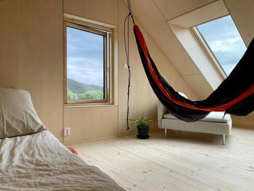 Ένα ή περισσότερα κρεβάτια σε δωμάτιο στο Architect-Designed Cabin With Beach Nearby