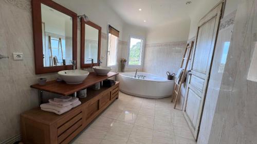 Ένα μπάνιο στο Secluded Villa With Sea View In Palombaggia