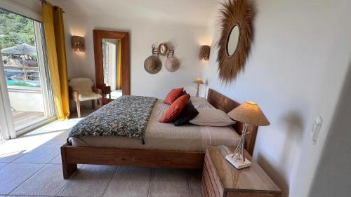 Ένα ή περισσότερα κρεβάτια σε δωμάτιο στο Secluded Villa With Sea View In Palombaggia