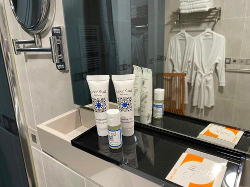 un comptoir de salle de bain avec des produits dentaires dessus dans l'établissement Kids Heaven Estate Near Saint-Tropez Verdon, à Lorgues