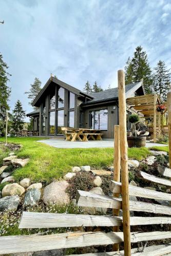 Zahrada ubytování Stylish Edge-Of-Forest Cabin By The Water