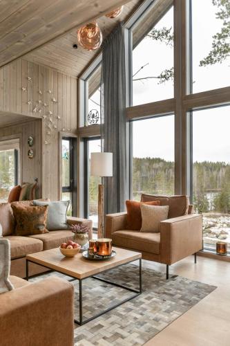 Posezení v ubytování Stylish Edge-Of-Forest Cabin By The Water