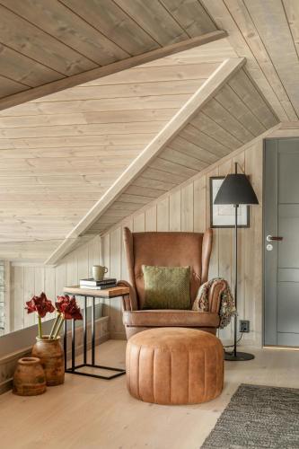 Posezení v ubytování Stylish Edge-Of-Forest Cabin By The Water