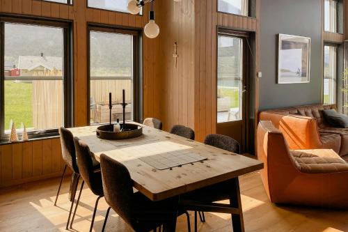 Posezení v ubytování Architect Cabin Embraced By Sea And Mountains