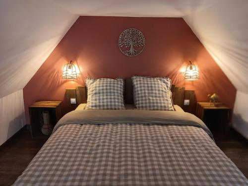 une chambre avec un grand lit avec un mur rouge dans l'établissement Cathy and Seb's place, à Illies