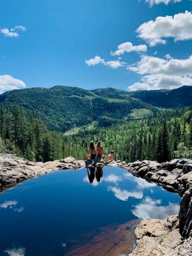 two women sitting on top of a body of water at Luxury Log Cabin By Hardangervidda in Uvdal