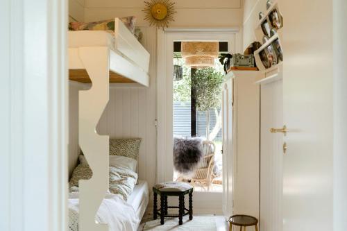 Ένα ή περισσότερα κρεβάτια σε δωμάτιο στο Romantic Cabin Near Water And History