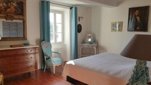 une chambre avec un lit, une commode et une fenêtre dans l'établissement Provencal Farmhouse With Mont Ventoux Views, à Carpentras
