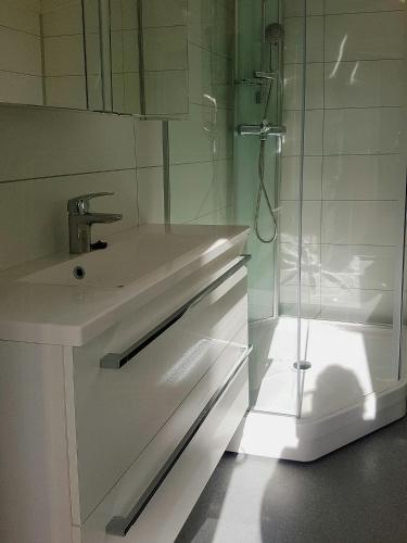 Ένα μπάνιο στο Beautiful Cabin With Sea View In Kragerø Isles