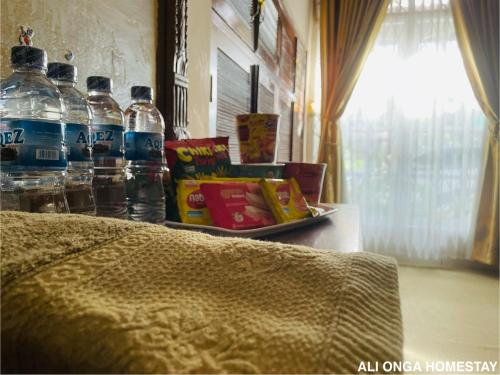 einen Tisch mit Wasserflaschen und Snacks darauf in der Unterkunft Ali Onga Homestay di Kota Batusangkar in Batusangkar