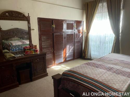 En eller flere senge i et værelse på Ali Onga Homestay di Kota Batusangkar