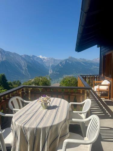 Authentic swiss chalet by Jolidi