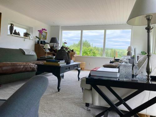 Un lugar para sentarse en Lodge With Private Lake Near Bidstrup Forest