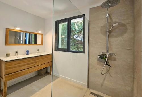 une salle de bain avec une douche en verre et un lavabo dans l'établissement Contemporary Villa With Sea View, à Carqueiranne