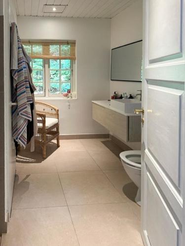 Un baño de Atmosphere In Forest-Clad Setting At Rågeleje