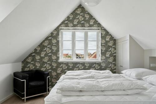 スケーエンにあるNew Holiday Home Near The Beach In Old Skagenの白いベッドと窓のある寝室