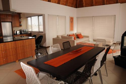Una cocina y un comedor con mesa y sillas. en Moringa Gardens # 03 E, en Swakopmund