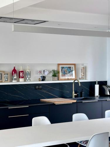 une cuisine avec des armoires bleues et un évier dans l'établissement Heritage Lighthouse Cottage With View In Bretagne, à Concarneau